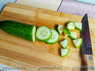 Салат с креветками, огурцом, помидорами и ржаными сухариками