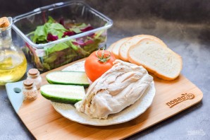 Салат с курицей и сухариками Салат с курицей и сухариками