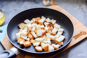 Салат с курицей и сухариками Салат с курицей и сухариками