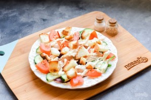 Салат с курицей и сухариками Салат с курицей и сухариками