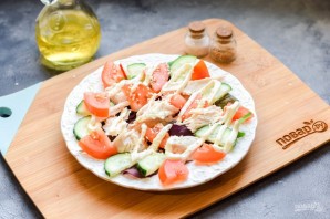 Салат с курицей и сухариками Салат с курицей и сухариками