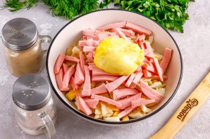 Салат с лавашом и колбасой