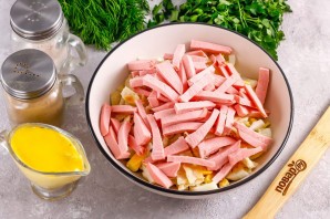 Салат с лавашом и колбасой