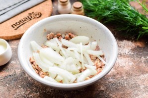 Салат с сайрой и фасолью