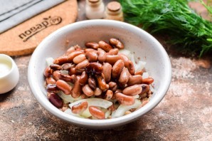 Салат с сайрой и фасолью