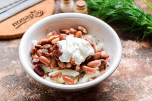 Салат с сайрой и фасолью