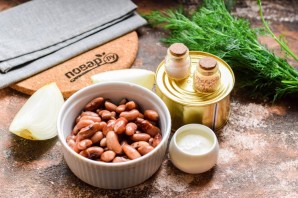 Салат с сайрой и фасолью