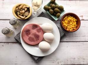 Салат с ветчиной, шампиньонами и кукурузой