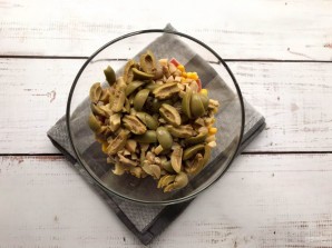 Салат с ветчиной, шампиньонами и кукурузой