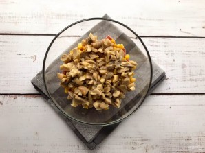 Салат с ветчиной, шампиньонами и кукурузой