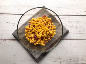 Салат с ветчиной, шампиньонами и кукурузой