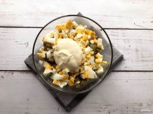 Салат с ветчиной, шампиньонами и кукурузой