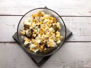 Салат с ветчиной, шампиньонами и кукурузой