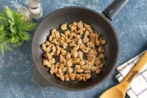 Салат с жареной курицей