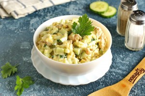 Салат с жареной курицей