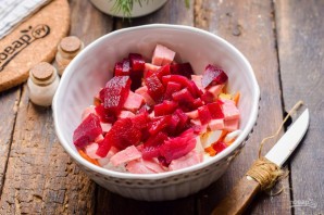 Салат со свеклой и колбасой Салат со свеклой и колбасой