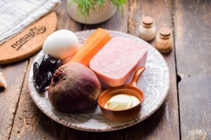 Салат со свеклой и колбасой Салат со свеклой и колбасой