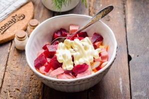 Салат со свеклой и колбасой Салат со свеклой и колбасой