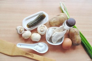 Слоеный салат с курицей и картофелем