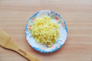 Слоеный салат с курицей и картофелем