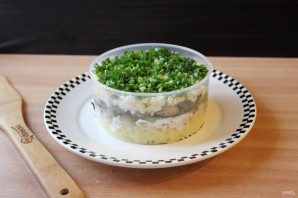 Слоеный салат с курицей и картофелем