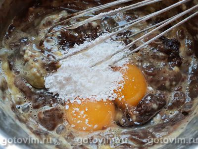 Бисквит на вине с шоколадной глазурью