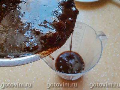 Бисквит на вине с шоколадной глазурью