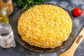 Блинный торт с помидорами и сыром