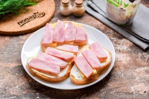 Бутерброды с ветчиной и огурцом Бутерброды с ветчиной и огурцом