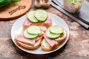 Бутерброды с ветчиной и огурцом Бутерброды с ветчиной и огурцом