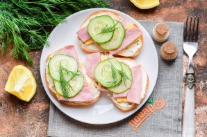 Бутерброды с ветчиной и огурцом Бутерброды с ветчиной и огурцом