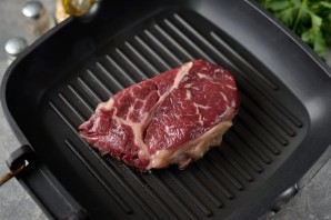 Чак ролл стейк на сковороде