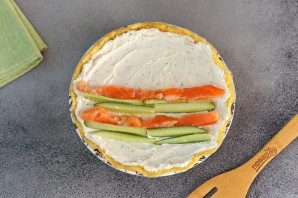 Яичный рулет с красной рыбой