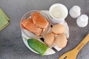 Яичный рулет с красной рыбой