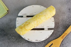 Яичный рулет с красной рыбой