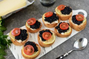 Канапе с икрой палтуса Канапе с икрой палтуса