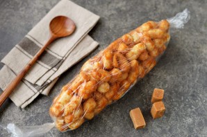 Колбаска из ирисок и кукурузных палочек Колбаска из ирисок и кукурузных палочек