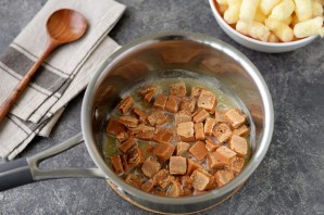 Колбаска из ирисок и кукурузных палочек Колбаска из ирисок и кукурузных палочек