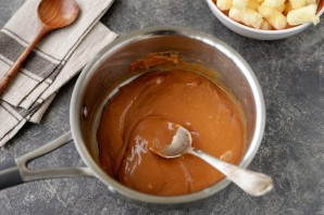 Колбаска из ирисок и кукурузных палочек Колбаска из ирисок и кукурузных палочек