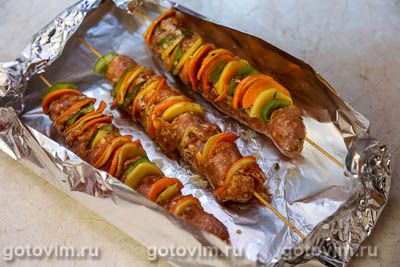 Колбаски для жарки с овощами и сыром на шпажках Колбаски для жарки с овощами и сыром на шпажках