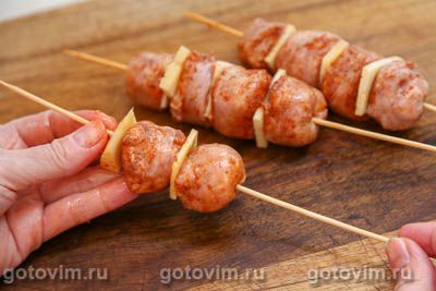 Колбаски на шпажках в слоеном тесте