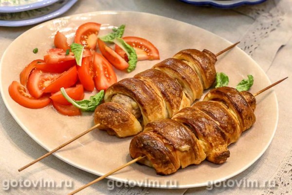 Колбаски на шпажках в слоеном тесте