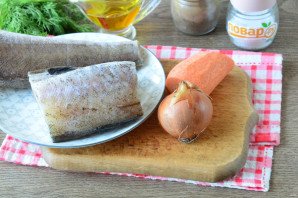 Минтай с бульоном в сковороде