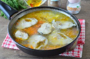 Минтай с бульоном в сковороде