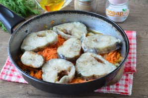 Минтай с бульоном в сковороде