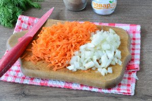 Минтай с бульоном в сковороде