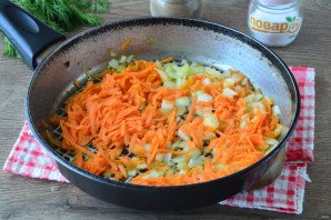 Минтай с бульоном в сковороде