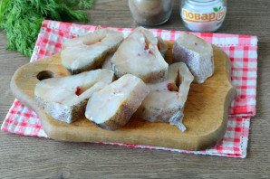 Минтай с бульоном в сковороде