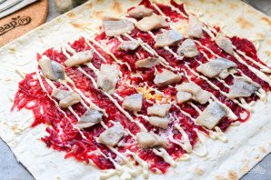 Рулет из лаваша со свеклой и селедкой Рулет из лаваша со свеклой и селедкой