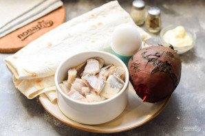 Рулет из лаваша со свеклой и селедкой Рулет из лаваша со свеклой и селедкой